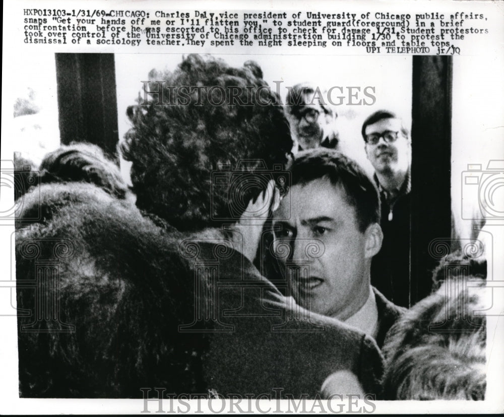 1969 Press Photo Charles Daly trying to get to his office at Univ. of Chicago.