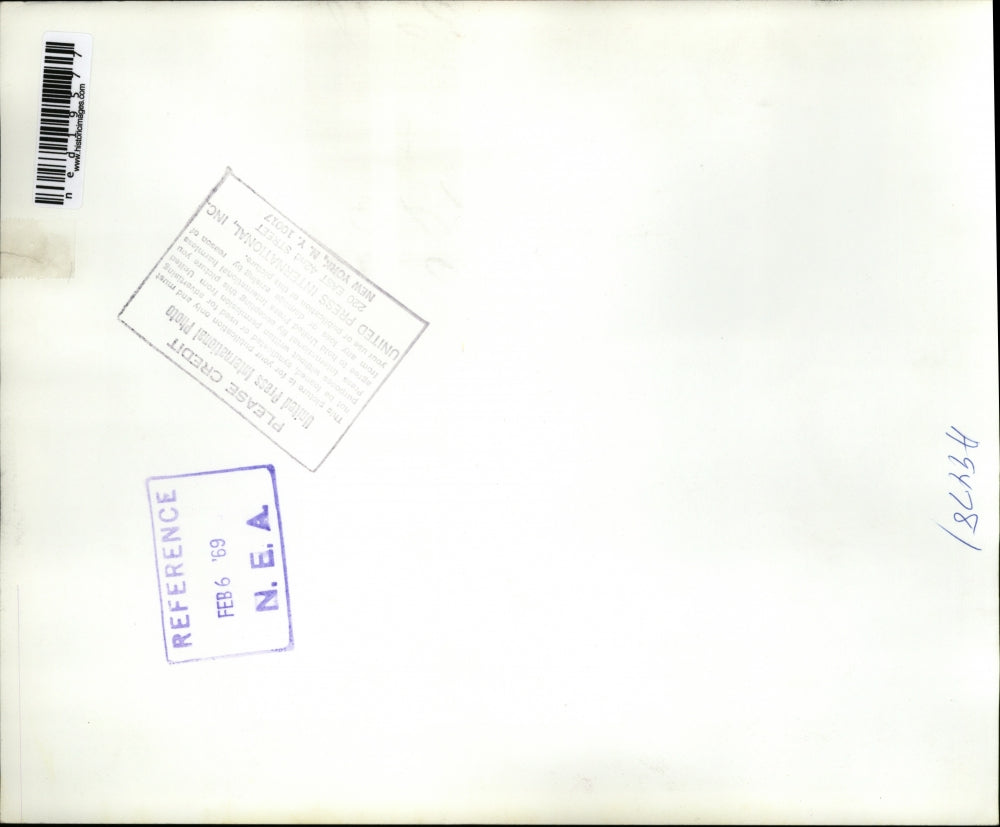 1969 Press Photo Charles Daly trying to get to his office at Univ. of Chicago.