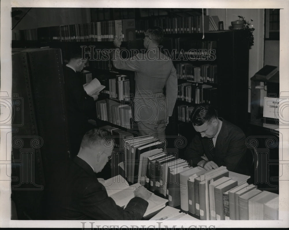 1938 Press Photo Army Students Studying in Industrial Library