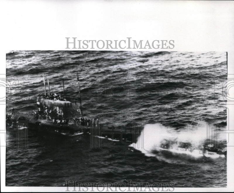 Load image into Gallery viewer, 1970 Press Photo Gilbraltar Russian Submarine Mediterranean February 4th
