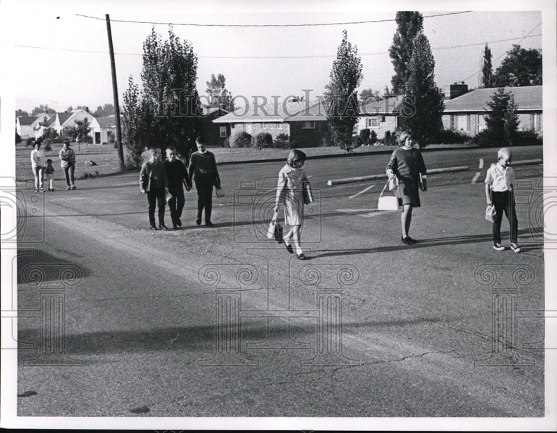 Load image into Gallery viewer, 1967 Press Photo North Royalton pupils walking to school - ned19668
