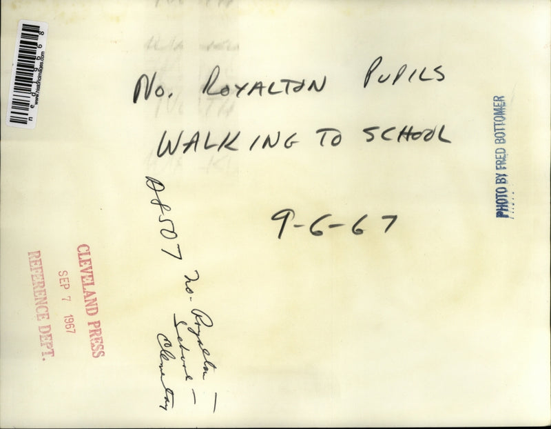 Load image into Gallery viewer, 1967 Press Photo North Royalton pupils walking to school - ned19668
