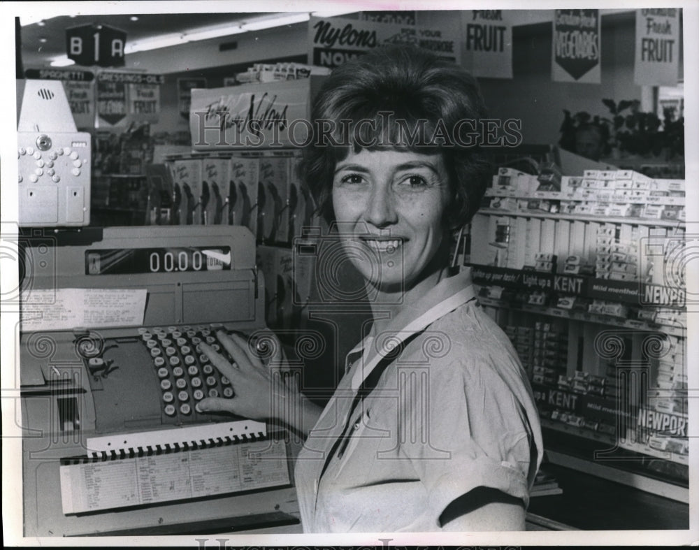1966 Press Photo Bobbie McGown Head cashier at Pick-N-Pay