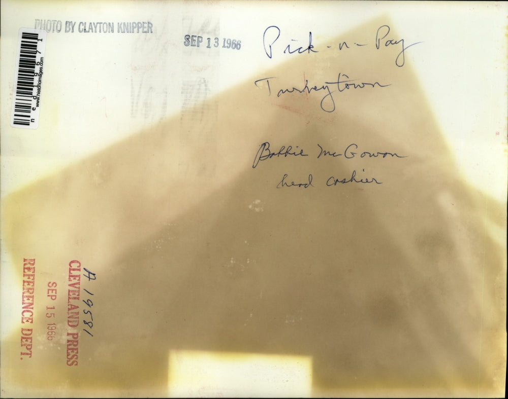 1966 Press Photo Bobbie McGown Head cashier at Pick-N-Pay