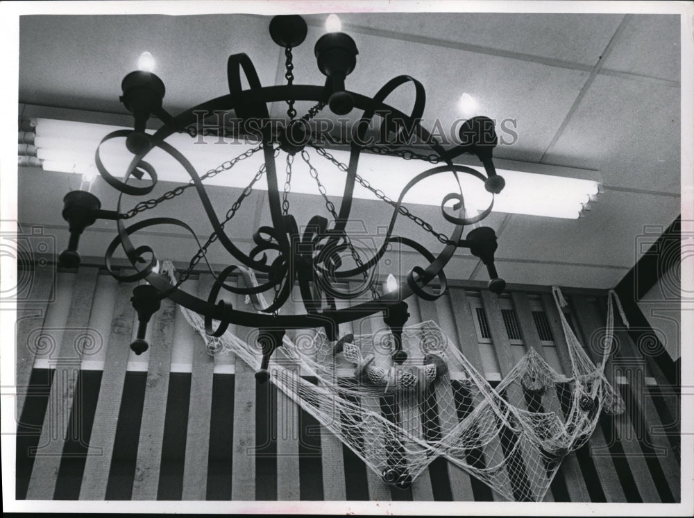 1968 Press Photo Hanging Light Fixture Pick-n-Pay Maple Heights - ned19672