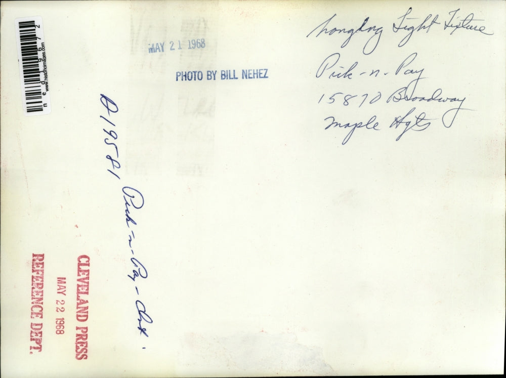 1968 Press Photo Hanging Light Fixture Pick-n-Pay Maple Heights - ned19672