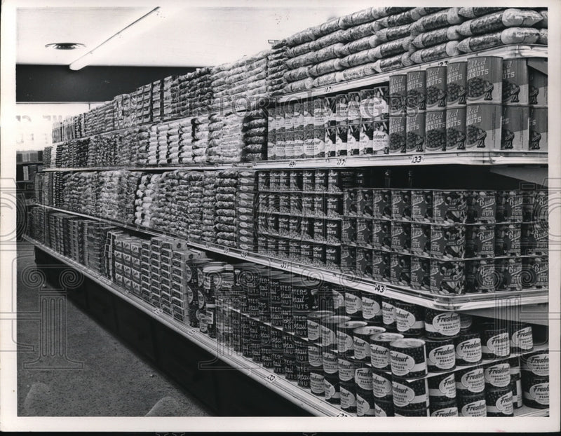 Load image into Gallery viewer, 1952 Press Photo Candy Island at new Pick-n-Pay holds 210 different sweets
