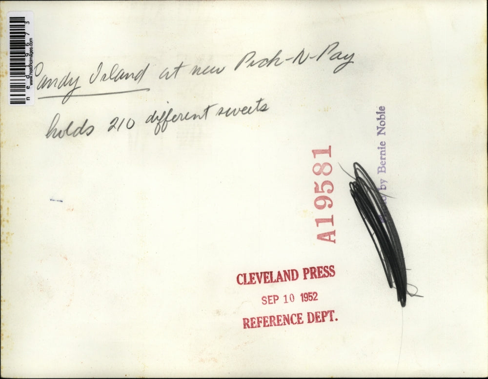 1952 Press Photo Candy Island at new Pick-n-Pay holds 210 different sweets