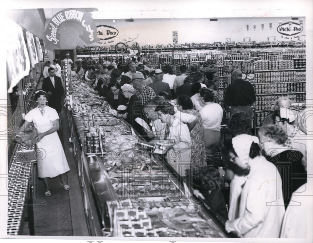 1960 Press Photo Interior of Pick-n-Pay W 98th St and Lorraine Ave Store