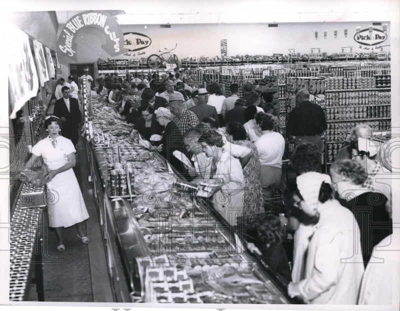 Load image into Gallery viewer, 1960 Press Photo Interior of Pick-n-Pay W 98th St and Lorraine Ave Store

