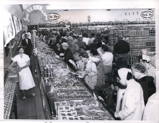 1960 Press Photo Interior of Pick-n-Pay W 98th St and Lorraine Ave Store