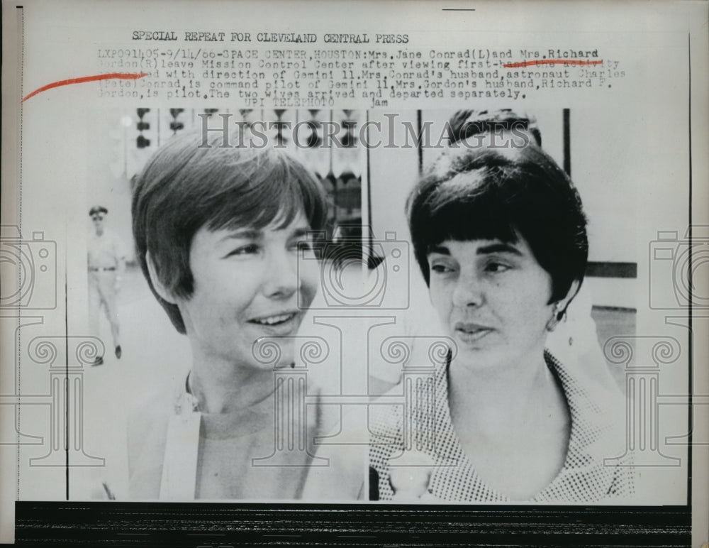 1966 Press Photo Space Center Houston Texas Mrs Jane Conrad and Mrs Richard