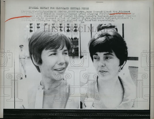 1966 Press Photo Space Center Houston Texas Mrs Jane Conrad and Mrs Richard