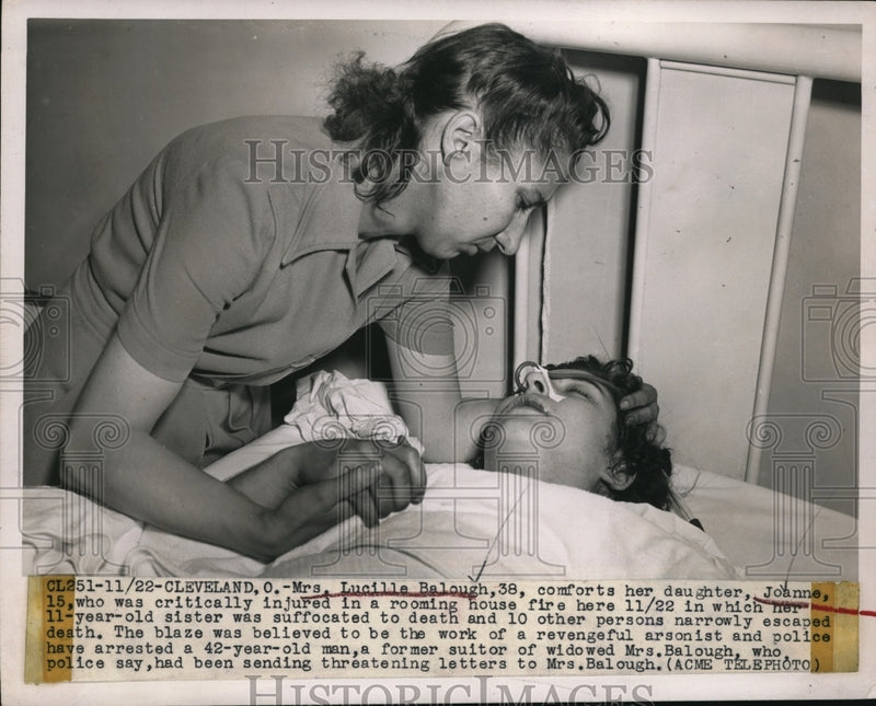 Load image into Gallery viewer, 1949 Press Photo Cleveland Ohio Mrs Louise Balough comforts daughter Joanne
