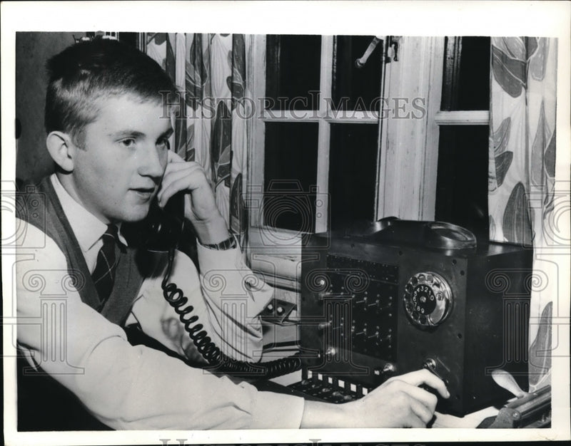 Load image into Gallery viewer, 1958 Press Photo Thomas Schlyter with personal telephoto line in Bromia, Sweden
