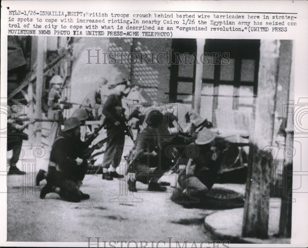 1952 Press Photo British troops crouched to deal with increased rioting
