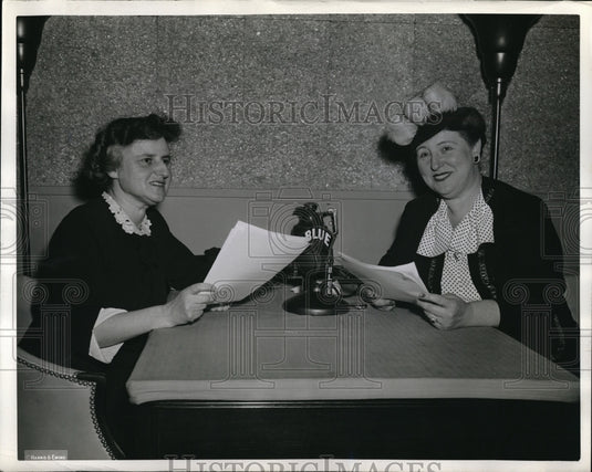 1942 Press Photo Mrs. Henry Morgenthau Jr. and Alma Kitchell conversing- Historic Images