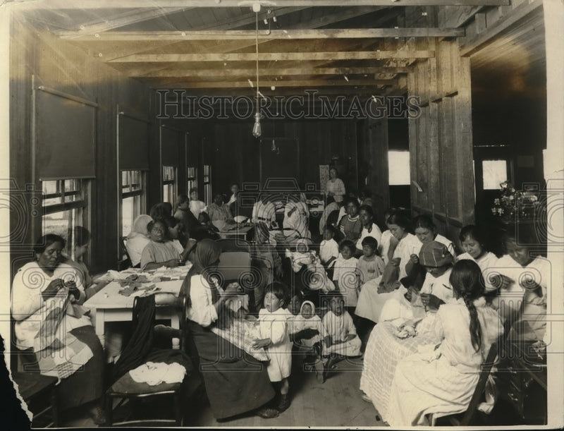 Load image into Gallery viewer, 1925 Press Photo Mexican women's sewing class - ned19747
