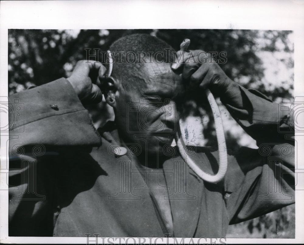 1955 Press Photo Old Masau And Weapoh, Death In The Bottom Of A Garden