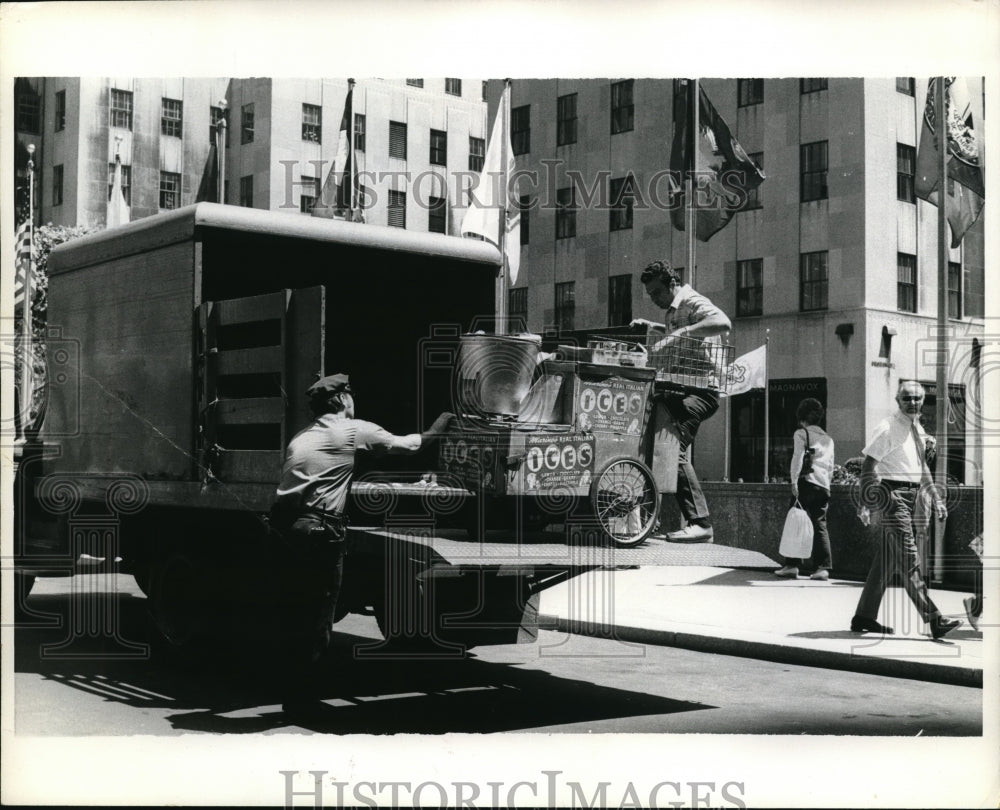1975 Press Photo Policeman And New Yorker Unload Refreshment Wagon - ned19808