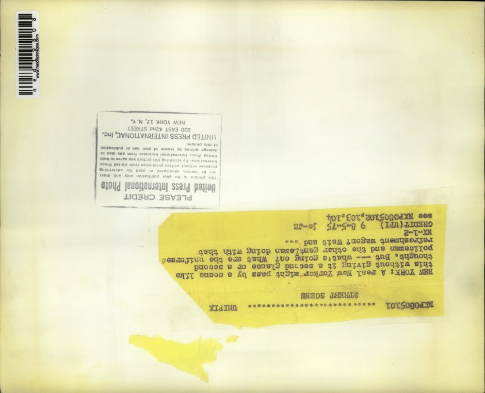 1975 Press Photo Policeman And New Yorker Unload Refreshment Wagon - ned19808