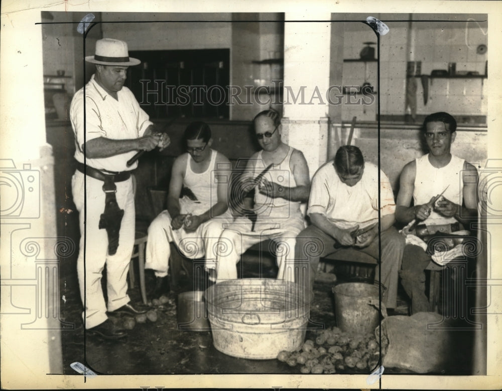 Press Photo Cuban officers,3 Majors, 1 Captain and 1 Lieutenant, on KP duty.