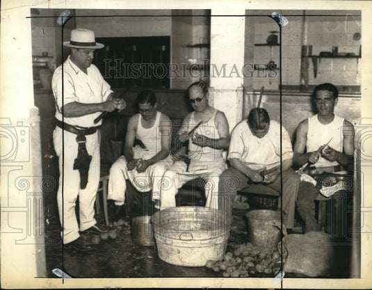 Press Photo Cuban officers,3 Majors, 1 Captain and 1 Lieutenant, on KP duty.