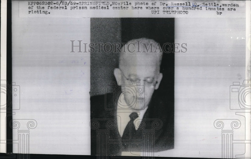 Load image into Gallery viewer, 1959 Press Photo Dr.Russell O Settle of the Federal Prison medical Center
