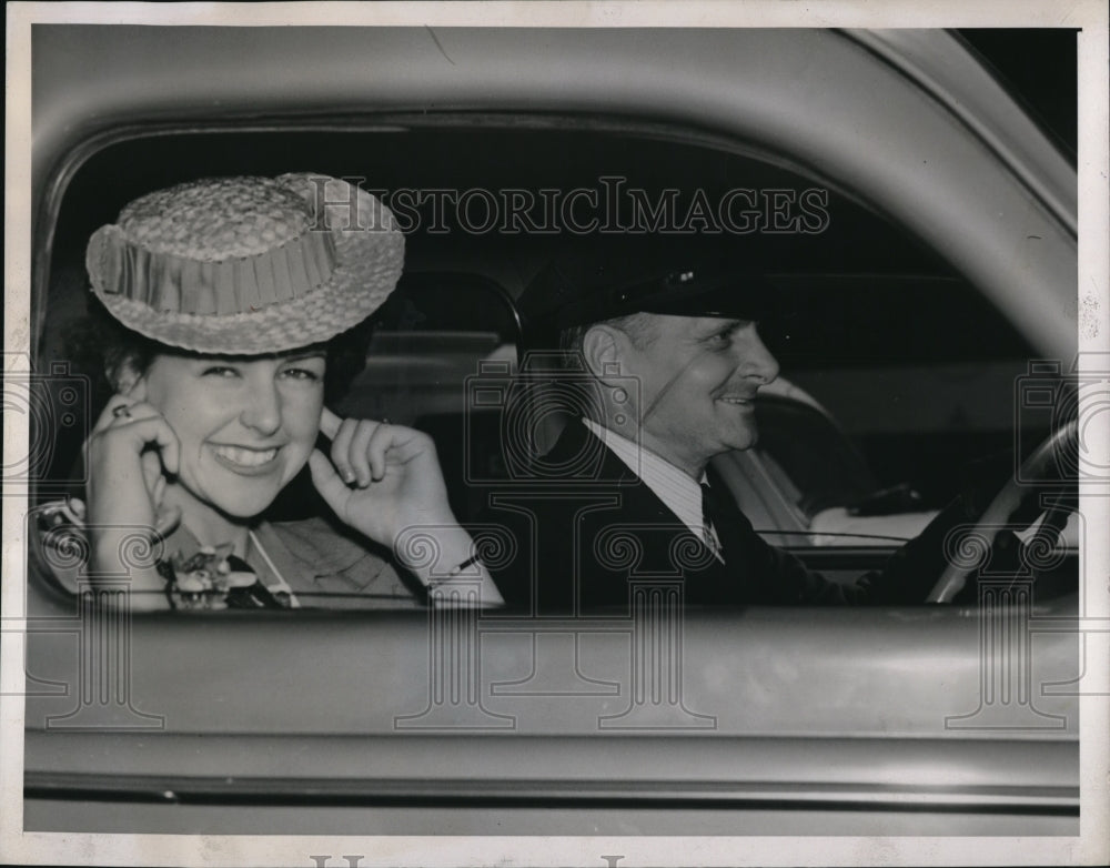 1939 Press Photo Dorothea Swainson rides in car for the first time