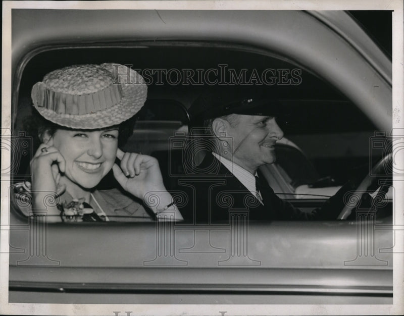 Load image into Gallery viewer, 1939 Press Photo Dorothea Swainson rides in car for the first time
