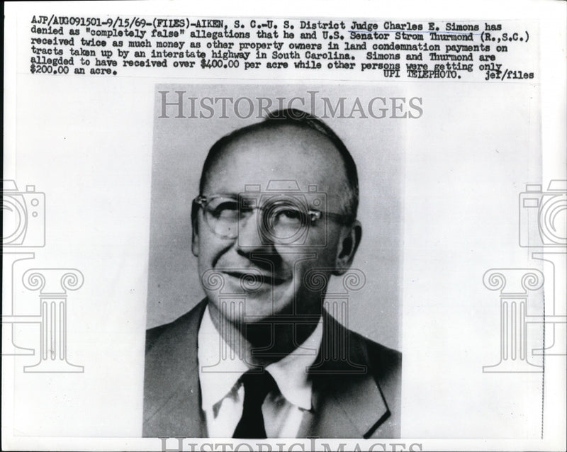 Load image into Gallery viewer, 1969 Press Photo Judge Charles E. Simons denies allegations of receiving money
