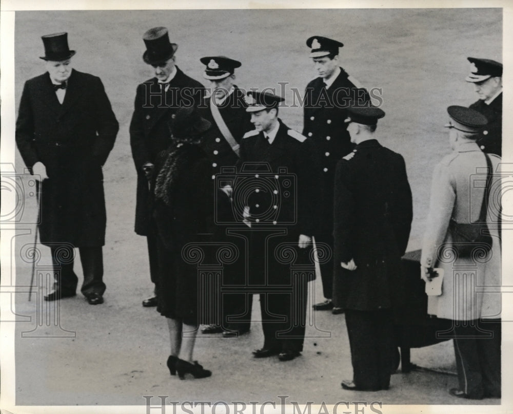 1940 Press Photo King George presents posthumous award to hero's widow