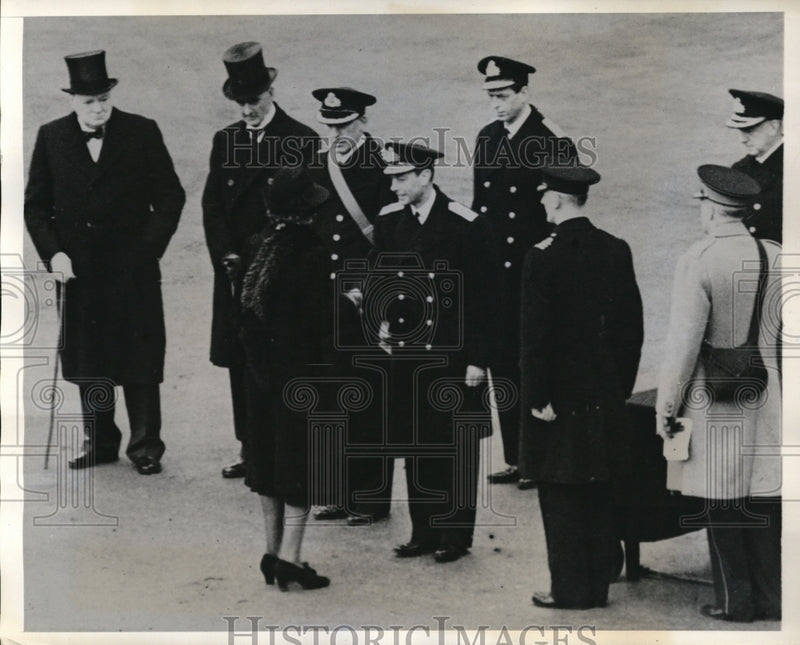 Load image into Gallery viewer, 1940 Press Photo King George presents posthumous award to hero's widow
