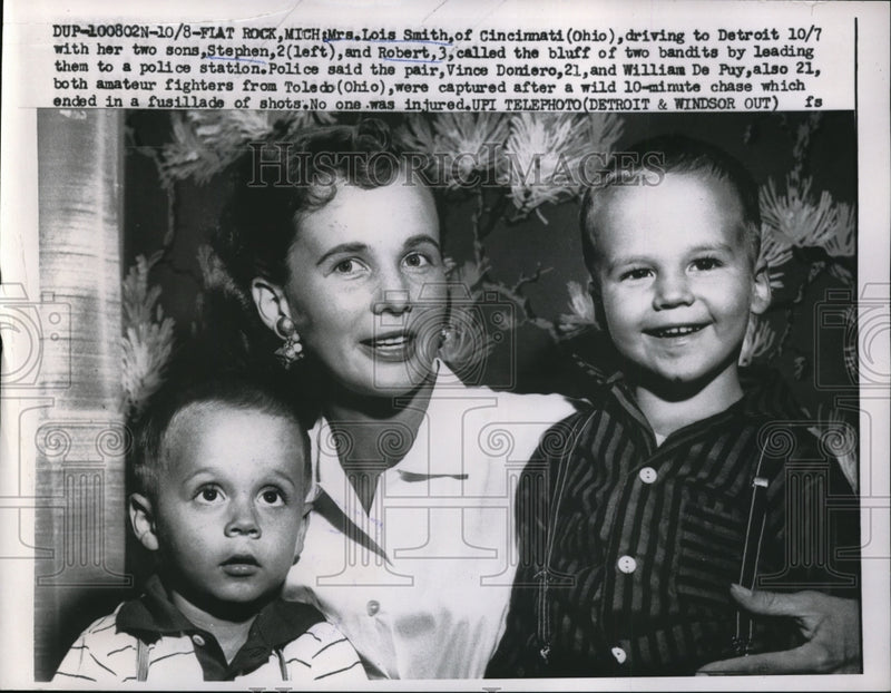 Load image into Gallery viewer, 1958 Press Photo Lois Smith, Steven Smith, Robert Smith Avoid Bandit Attack
