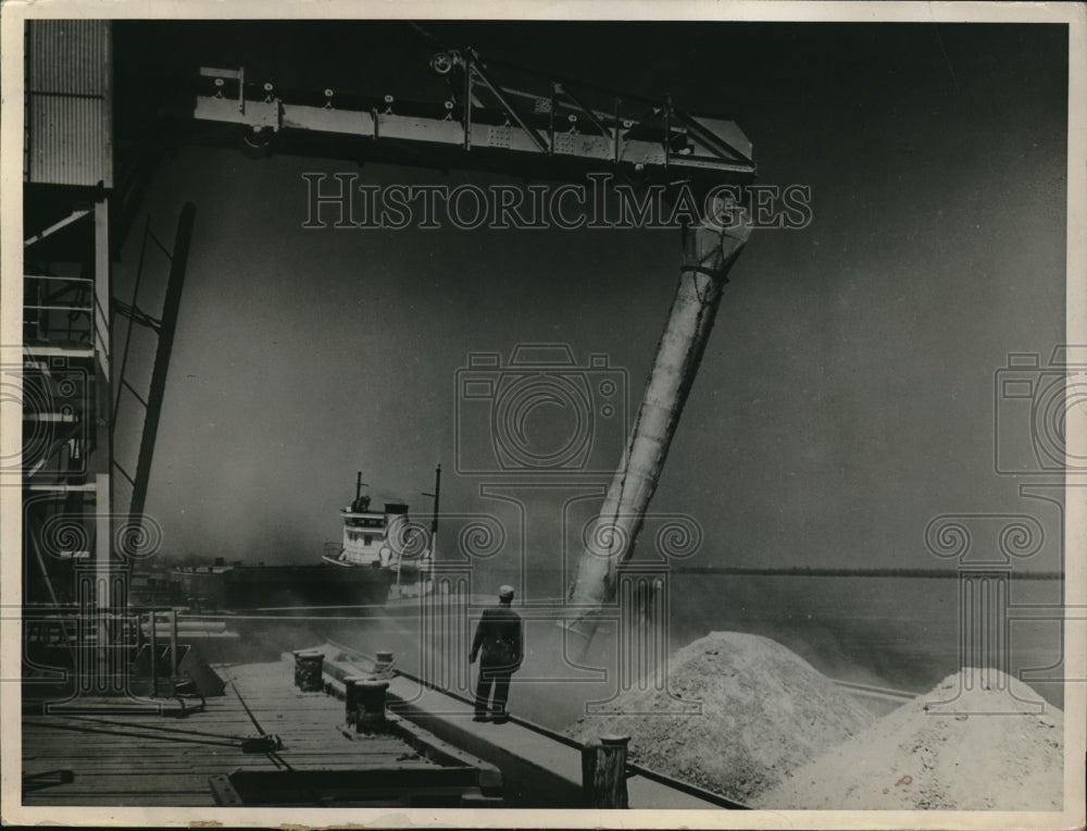1943 Press Photo Blowing Sulphur Yellow Mountains Loading Into Rail Cars