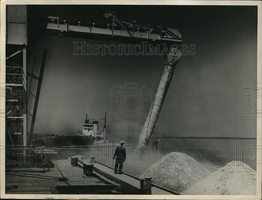 1943 Press Photo Blowing Sulphur Yellow Mountains Loading Into Rail Cars