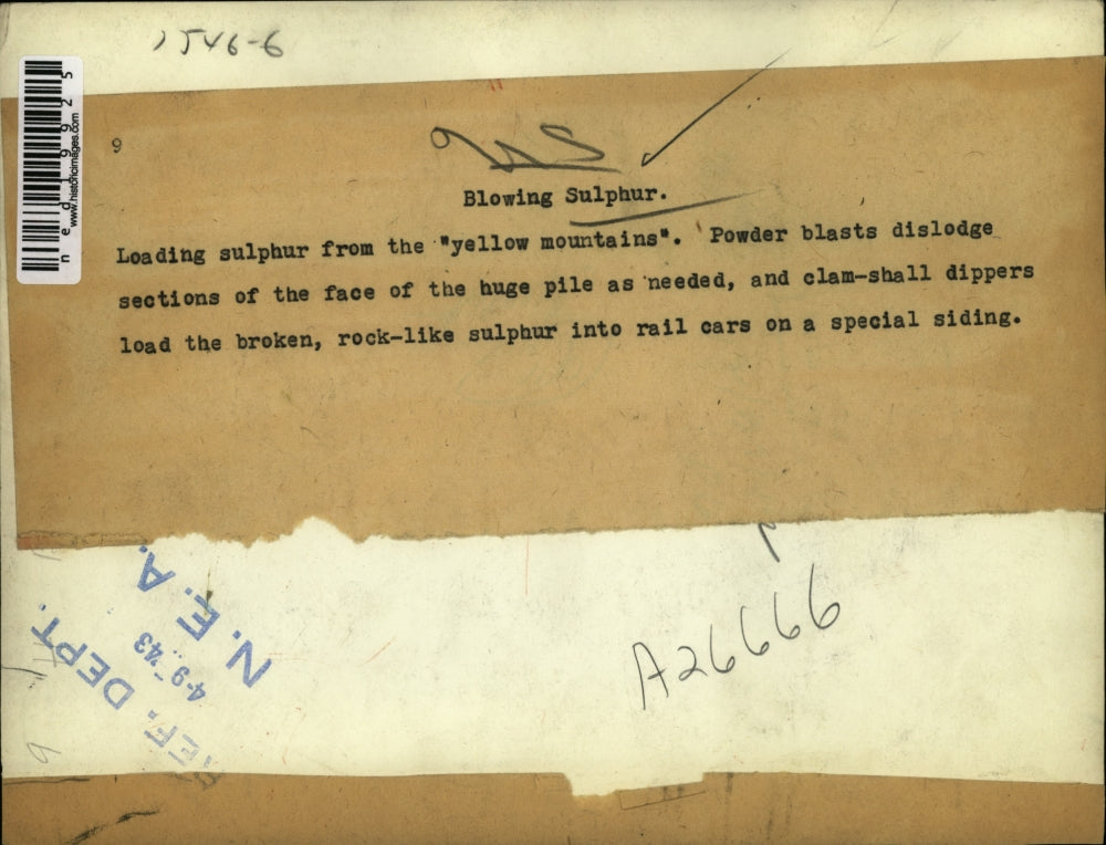 1943 Press Photo Blowing Sulphur Yellow Mountains Loading Into Rail Cars