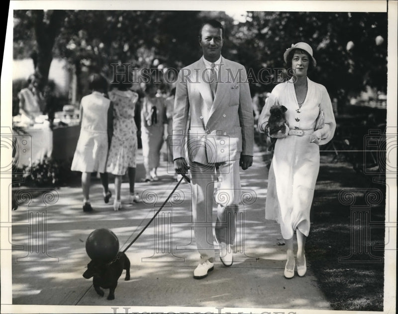 Load image into Gallery viewer, 1932 Press Photo Southampton Herbert Weston Dos Schmultz At The Fair
