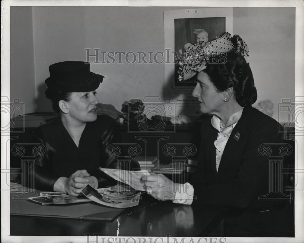 1946 Press Photo Mrs. Edna Blue and Mrs. Bernard F. Gimbel discuss rescued kids