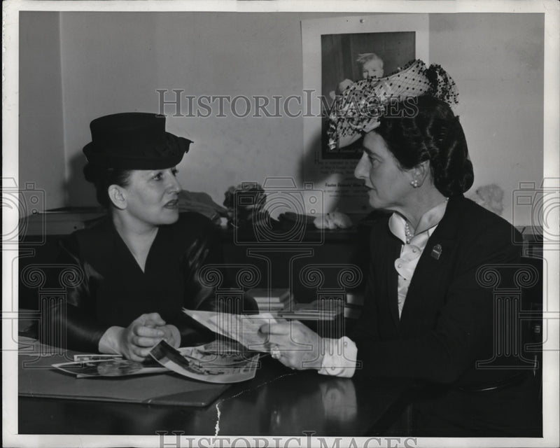 Load image into Gallery viewer, 1946 Press Photo Mrs. Edna Blue and Mrs. Bernard F. Gimbel discuss rescued kids
