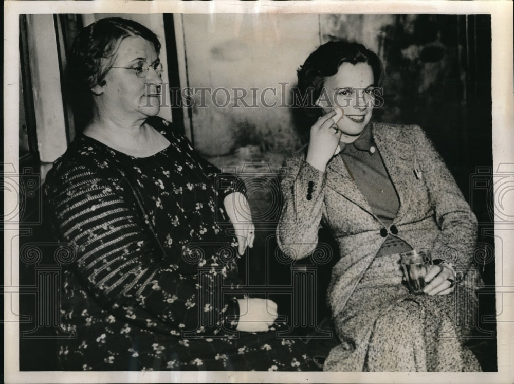 1937 Press Photo Boston Mass, Registered as Dr VK Maher, girl seems confused