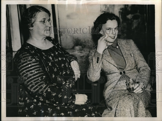 1937 Press Photo Boston Mass, Registered as Dr VK Maher, girl seems confused