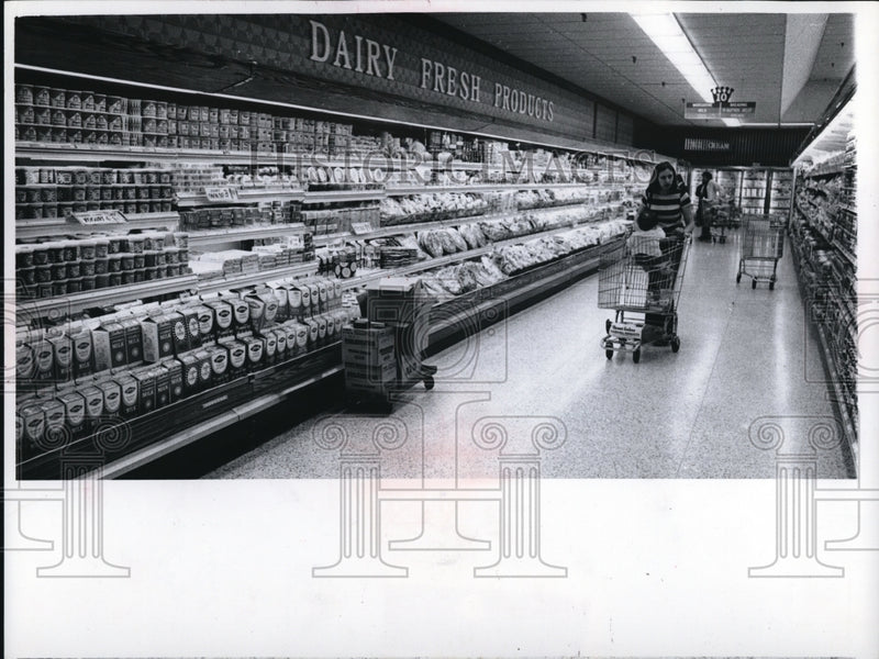Load image into Gallery viewer, 1975 Press Photo Dairy Produce Pick-N-Pay Strongville Shopping - ned19953
