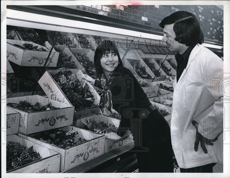 Load image into Gallery viewer, 1973 Press Photo Sherri Socoloff Mayfield Joe Trainer Produce Manager Pick-N-Pay
