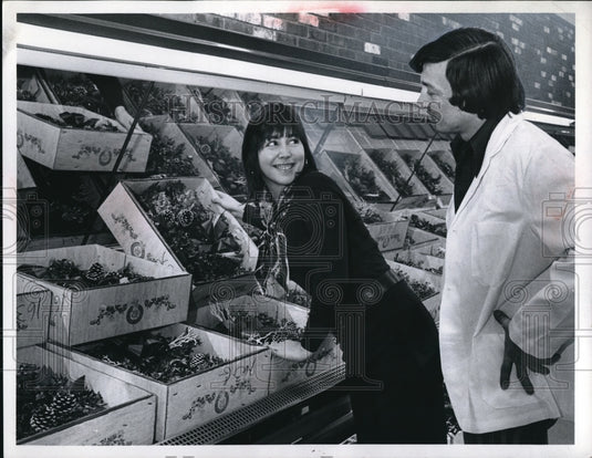 1973 Press Photo Sherri Socoloff Mayfield Joe Trainer Produce Manager Pick-N-Pay