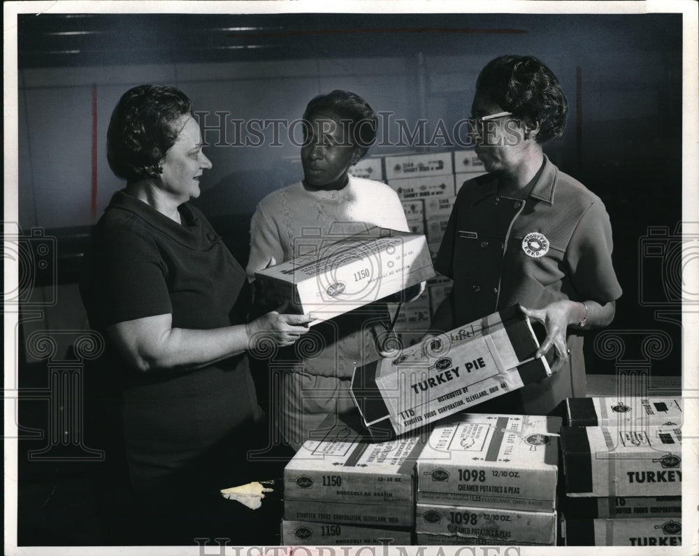 Press Photo Christmas Dinner Cleveland Stouffer&#39;s Jane Cook, County Welfare
