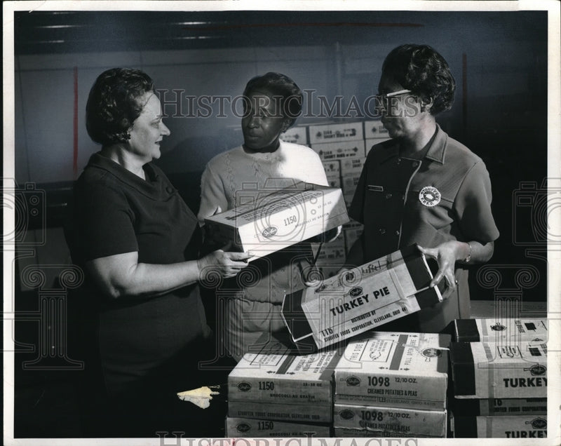 Load image into Gallery viewer, Press Photo Christmas Dinner Cleveland Stouffer's Jane Cook, County Welfare
