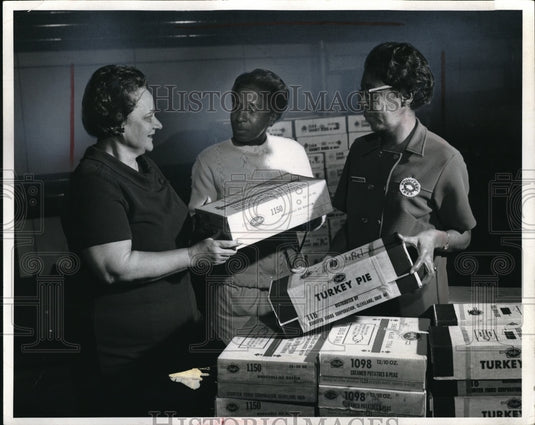 Press Photo Christmas Dinner Cleveland Stouffer's Jane Cook, County Welfare