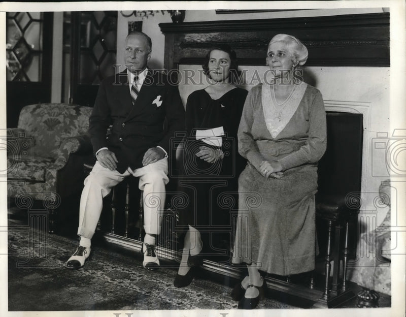 Load image into Gallery viewer, 1932 Press Photo Mrs. Eileen Kaye Don with her parents

