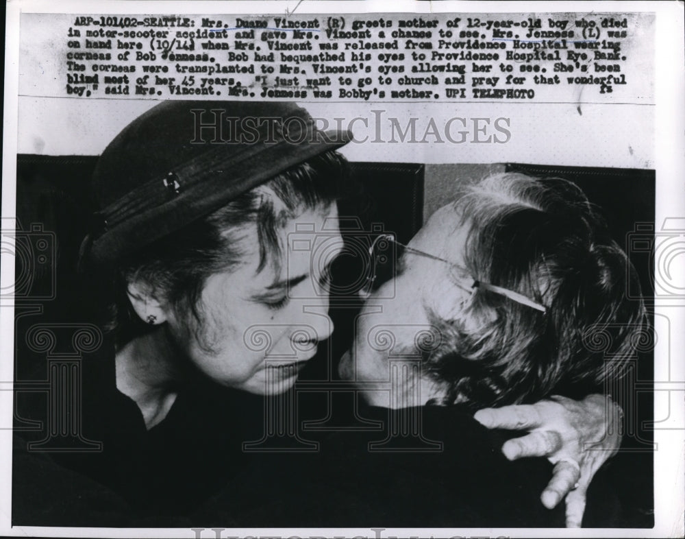 1959 Press Photo Mrs. Vincent and Mrs. Jennese hugging after loss of Vincent boy